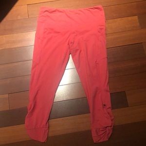 Yoga Rose Capri Pants NWOT Size Large